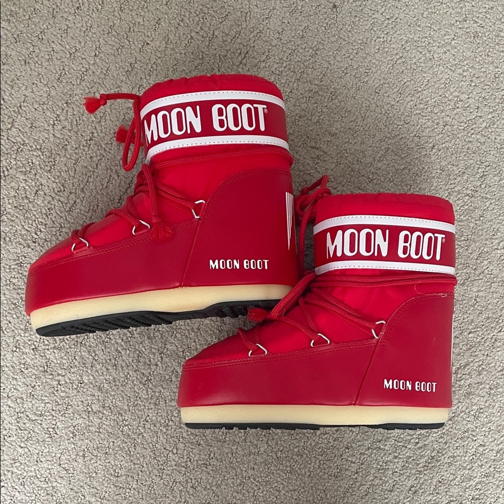 NWOT Red Moon Boot